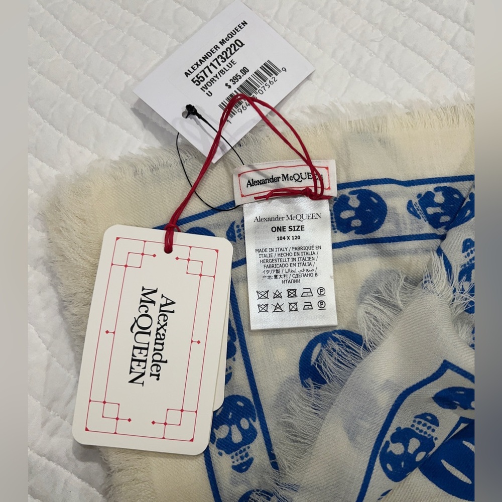 $395 Alexander McQueen 100% Wool Skull Print Scarf with tags - Ivory and Blue - Picture 5 of 7